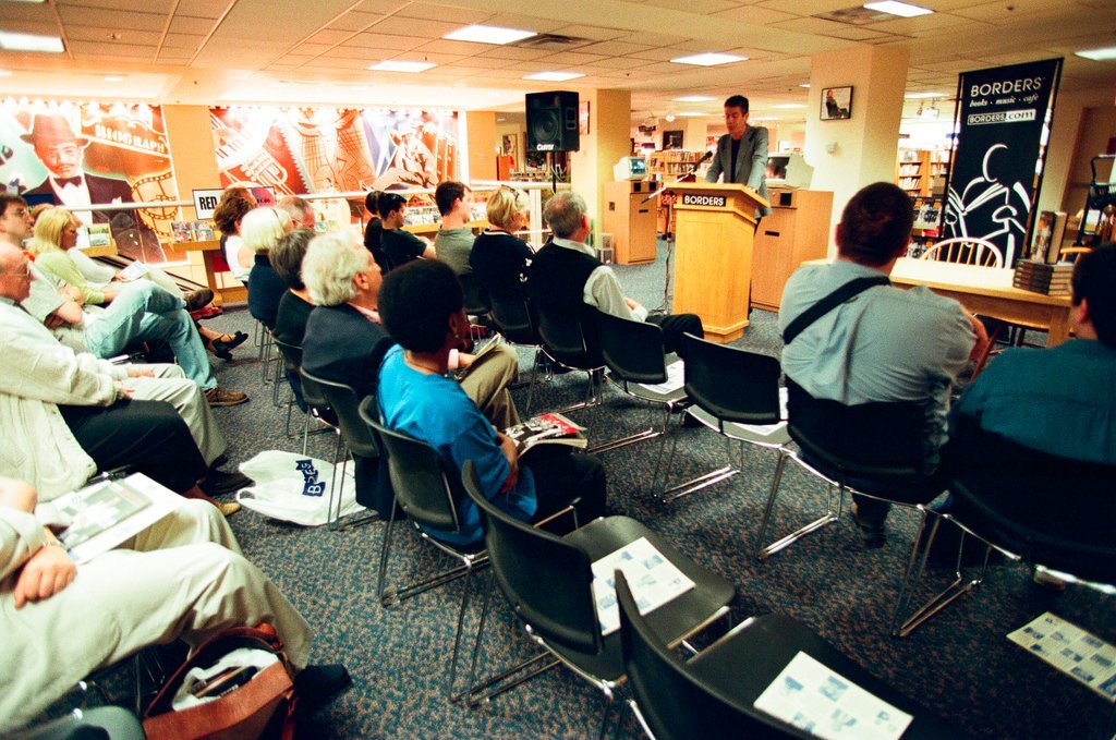 Anthony Bourdain hosts a book signing for 'Kitchen Confidential' at Borders - Chicago Sun-Times