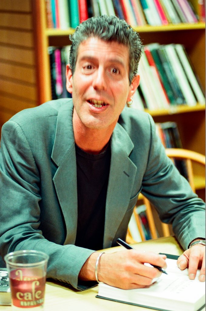 Anthony Bourdain hosts a book signing for 'Kitchen Confidential' at Borders - Chicago Sun-Times