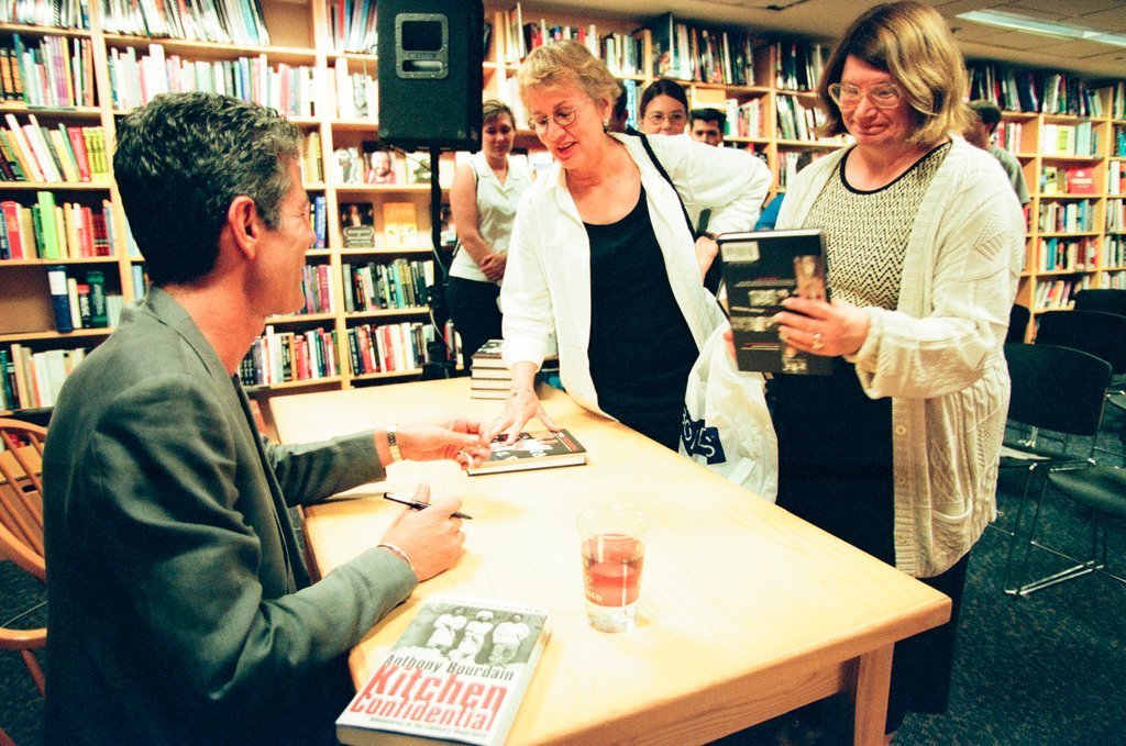 Anthony Bourdain hosts a book signing for 'Kitchen Confidential' at Borders - Chicago Sun-Times