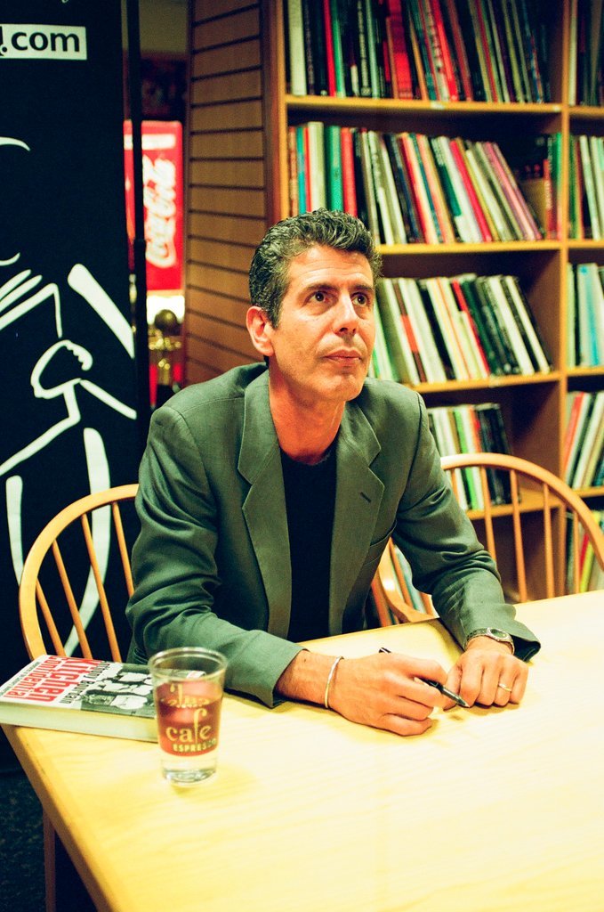 Anthony Bourdain hosts a book signing for 'Kitchen Confidential' at Borders - Chicago Sun-Times