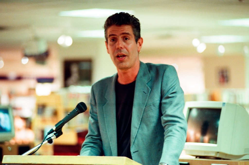 Anthony Bourdain hosts a book signing for 'Kitchen Confidential' at Borders - Chicago Sun-Times