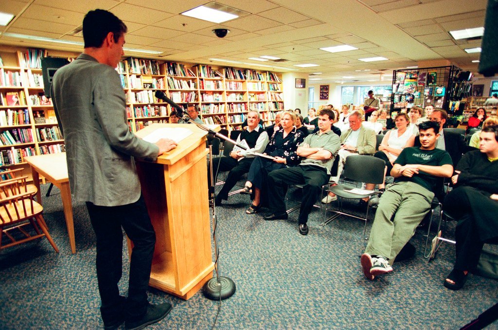 Anthony Bourdain hosts a book signing for 'Kitchen Confidential' at Borders - Chicago Sun-Times