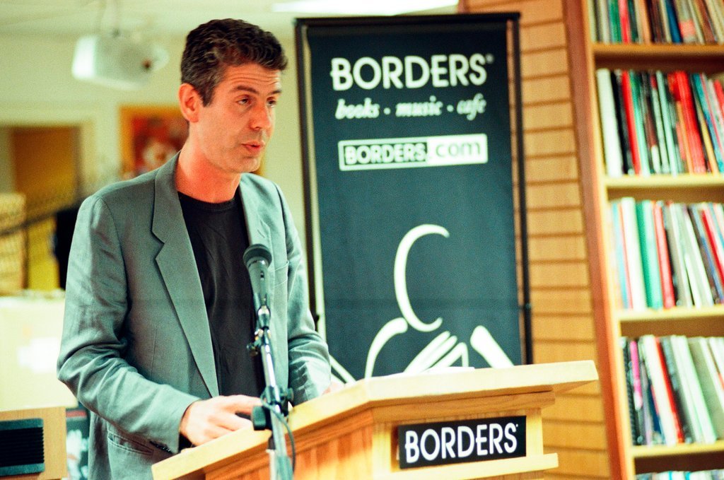 Anthony Bourdain hosts a book signing for 'Kitchen Confidential' at Borders - Chicago Sun-Times