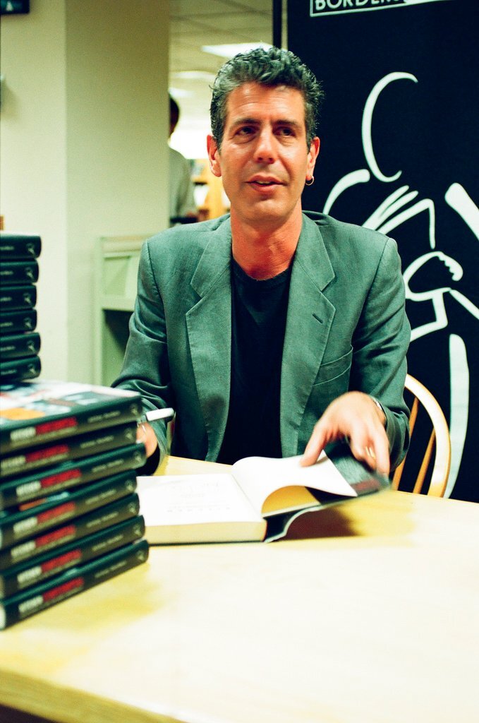 Anthony Bourdain hosts a book signing for 'Kitchen Confidential' at Borders - Chicago Sun-Times
