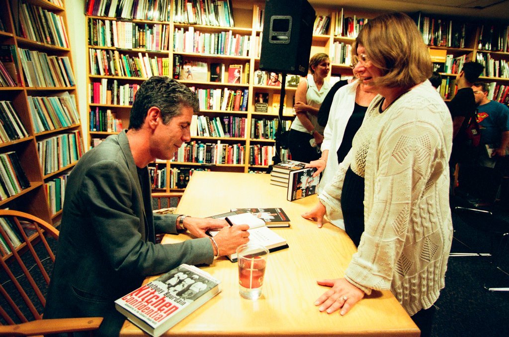 Anthony Bourdain hosts a book signing for 'Kitchen Confidential' at Borders - Chicago Sun-Times