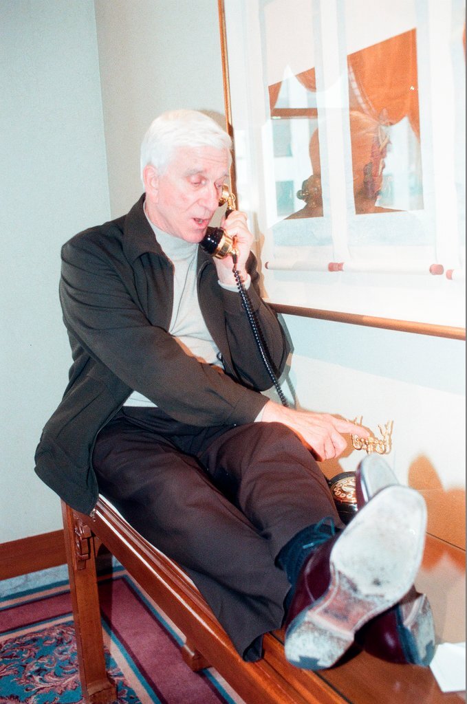 Actor Leslie Nielsen poses for photographs in the Renaissance Hotel - Chicago Sun-Times