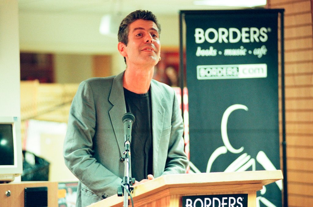 Anthony Bourdain hosts a book signing for 'Kitchen Confidential' at Borders - Chicago Sun-Times