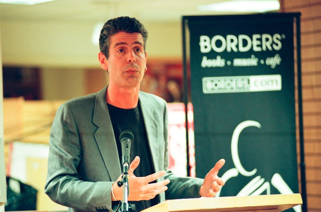 Anthony Bourdain hosts a book signing for 'Kitchen Confidential' at Borders - Chicago Sun-Times