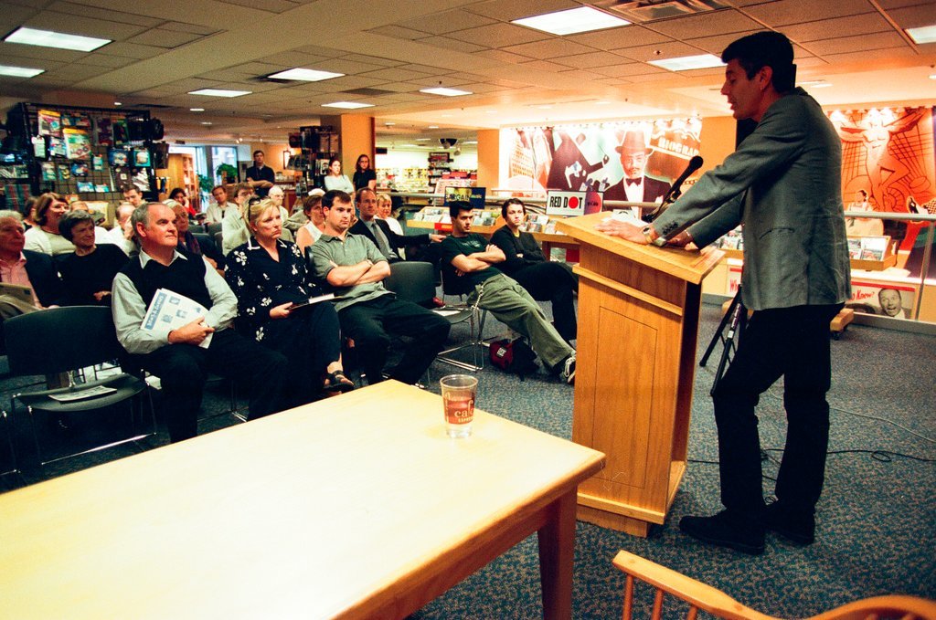 Anthony Bourdain hosts a book signing for 'Kitchen Confidential' at Borders - Chicago Sun-Times