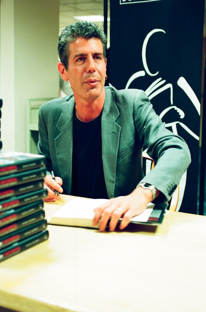 Anthony Bourdain hosts a book signing for 'Kitchen Confidential' at Borders - Chicago Sun-Times