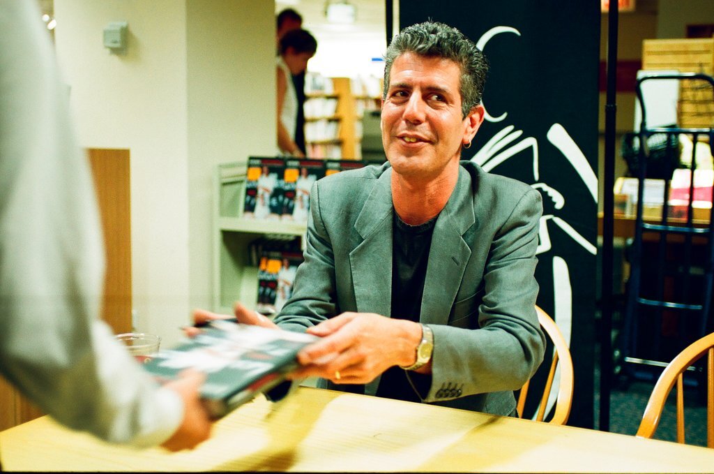 Anthony Bourdain hosts a book signing for 'Kitchen Confidential' at Borders - Chicago Sun-Times