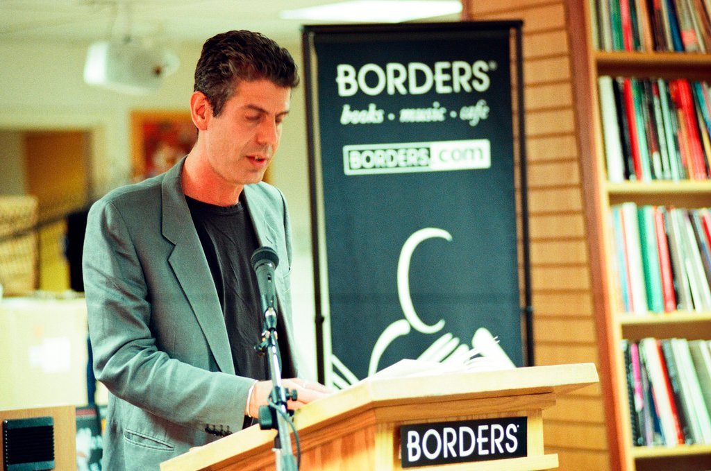 Anthony Bourdain hosts a book signing for 'Kitchen Confidential' at Borders - Chicago Sun-Times
