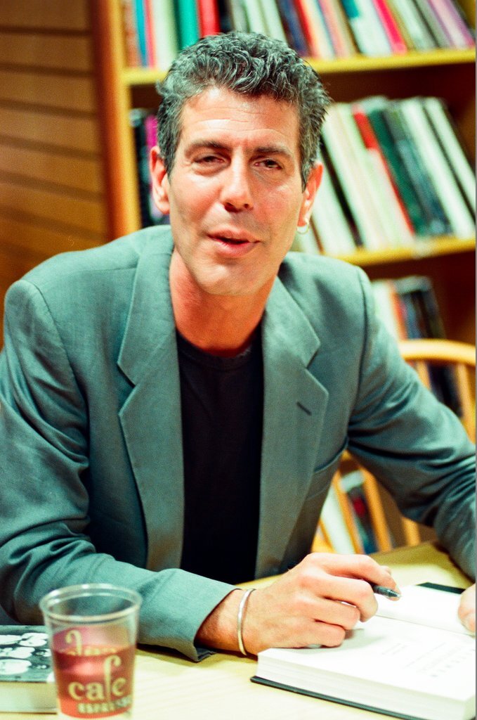 Anthony Bourdain hosts a book signing for 'Kitchen Confidential' at Borders - Chicago Sun-Times