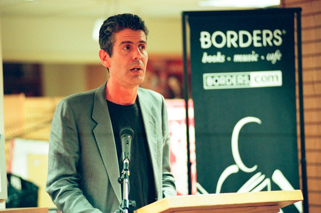Anthony Bourdain hosts a book signing for 'Kitchen Confidential' at Borders - Chicago Sun-Times