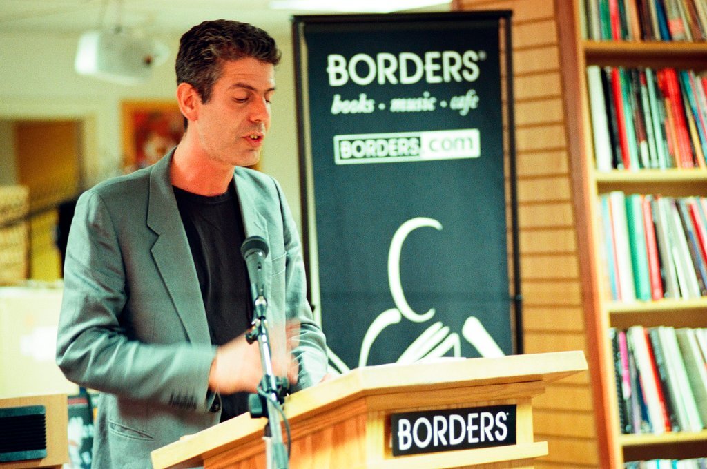 Anthony Bourdain hosts a book signing for 'Kitchen Confidential' at Borders - Chicago Sun-Times