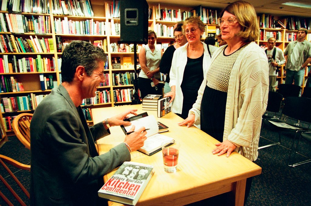 Anthony Bourdain hosts a book signing for 'Kitchen Confidential' at Borders - Chicago Sun-Times