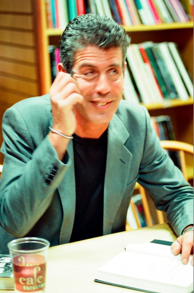 Anthony Bourdain hosts a book signing for 'Kitchen Confidential' at Borders - Chicago Sun-Times