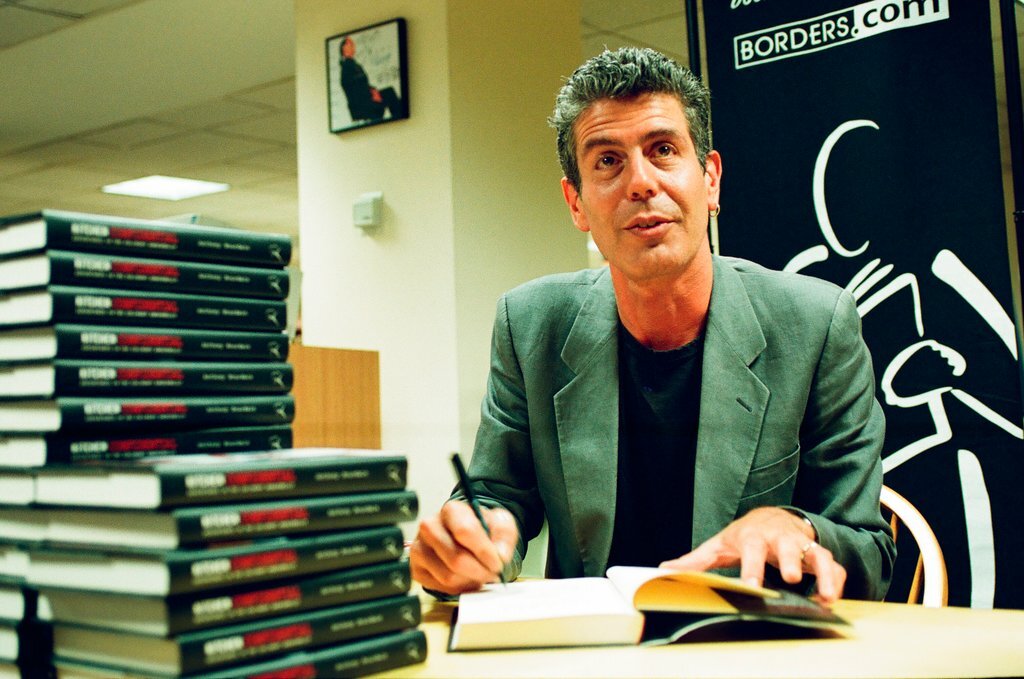 Anthony Bourdain hosts a book signing for 'Kitchen Confidential' at Borders - Chicago Sun-Times