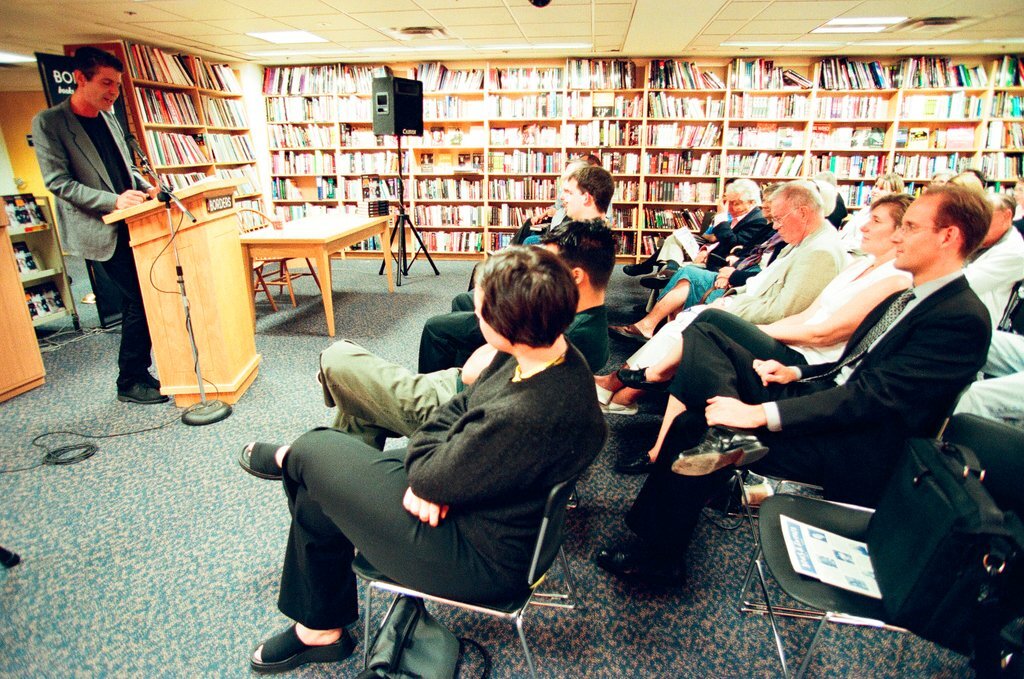 Anthony Bourdain hosts a book signing for 'Kitchen Confidential' at Borders - Chicago Sun-Times