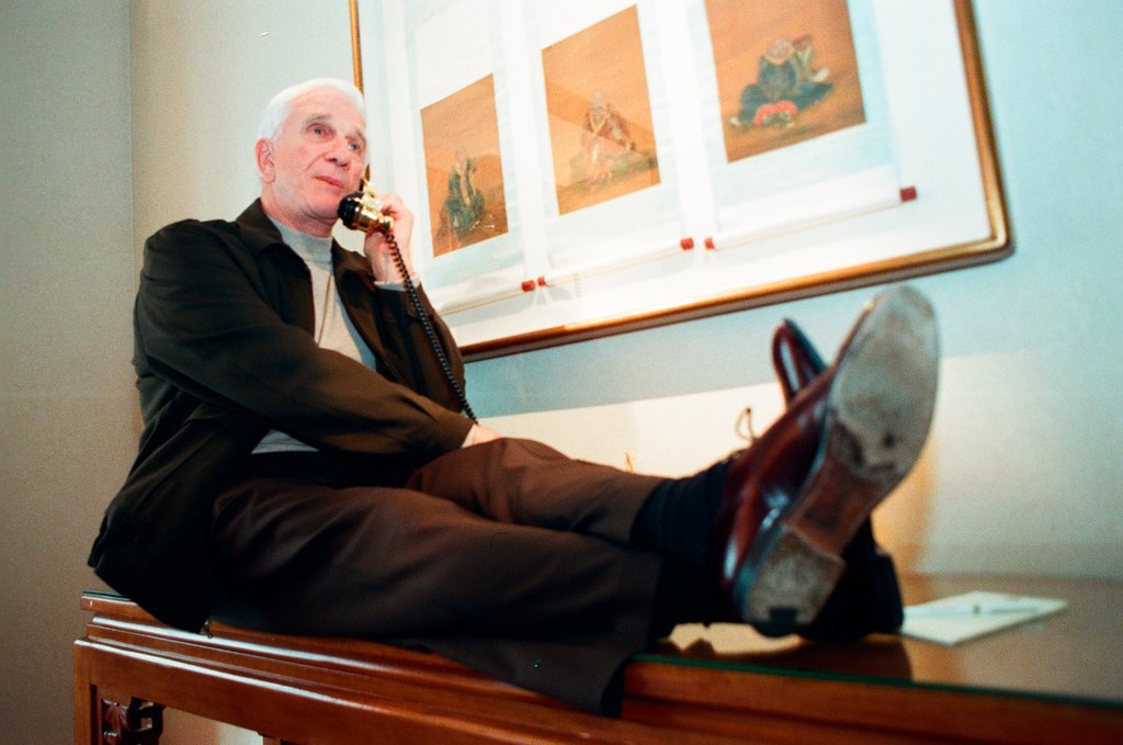Actor Leslie Nielsen poses for photographs in the Renaissance Hotel - Chicago Sun-Times