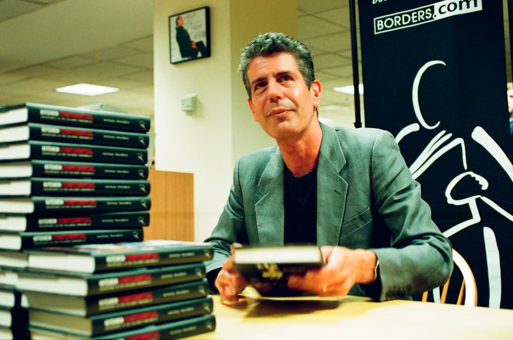 Anthony Bourdain hosts a book signing for 'Kitchen Confidential' at Borders - Chicago Sun-Times