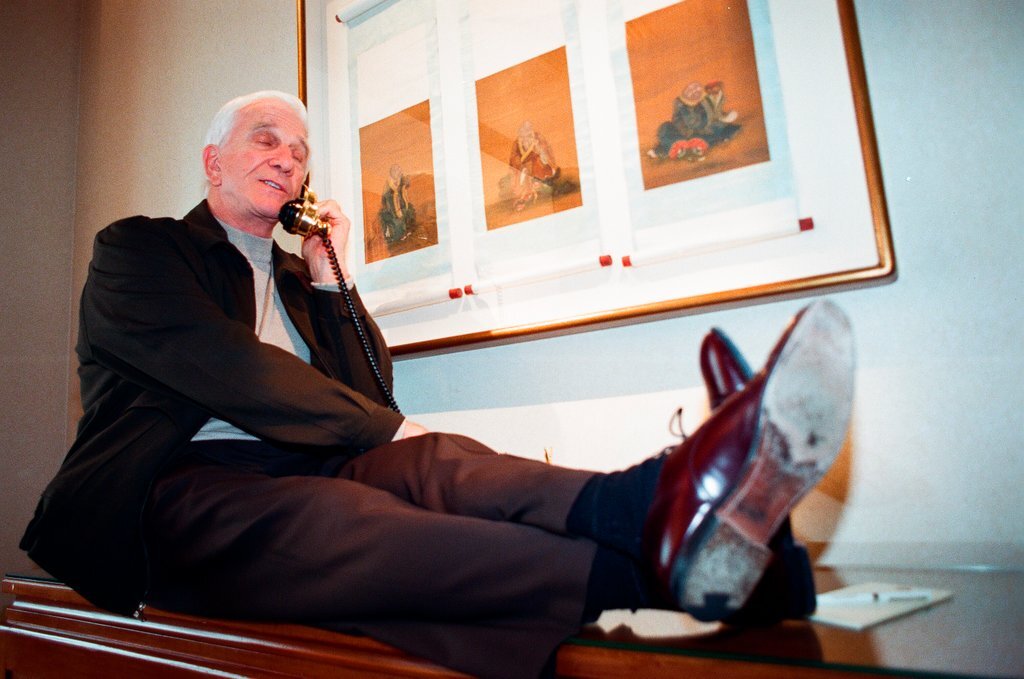 Actor Leslie Nielsen poses for photographs in the Renaissance Hotel - Chicago Sun-Times