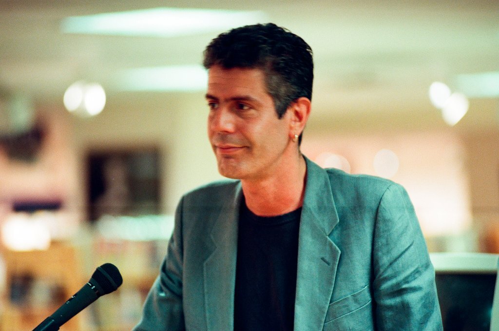 Anthony Bourdain hosts a book signing for 'Kitchen Confidential' at Borders - Chicago Sun-Times