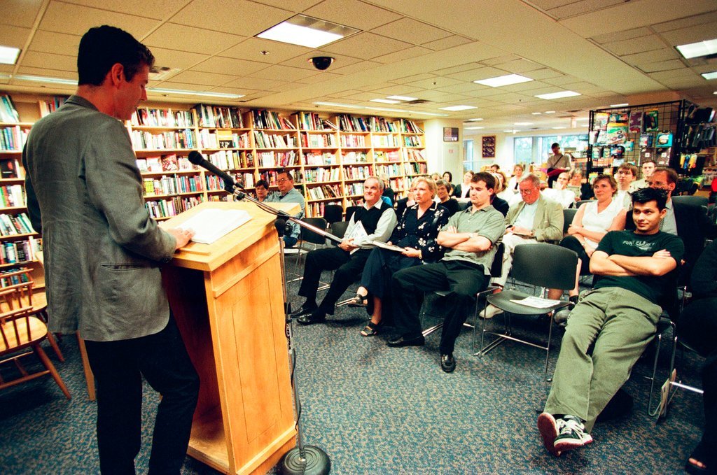 Anthony Bourdain hosts a book signing for 'Kitchen Confidential' at Borders - Chicago Sun-Times