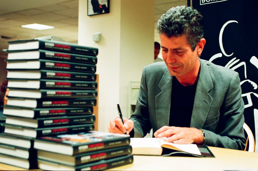 Anthony Bourdain hosts a book signing for 'Kitchen Confidential' at Borders - Chicago Sun-Times
