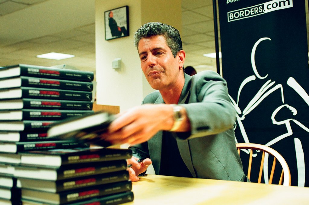 Anthony Bourdain hosts a book signing for 'Kitchen Confidential' at Borders - Chicago Sun-Times