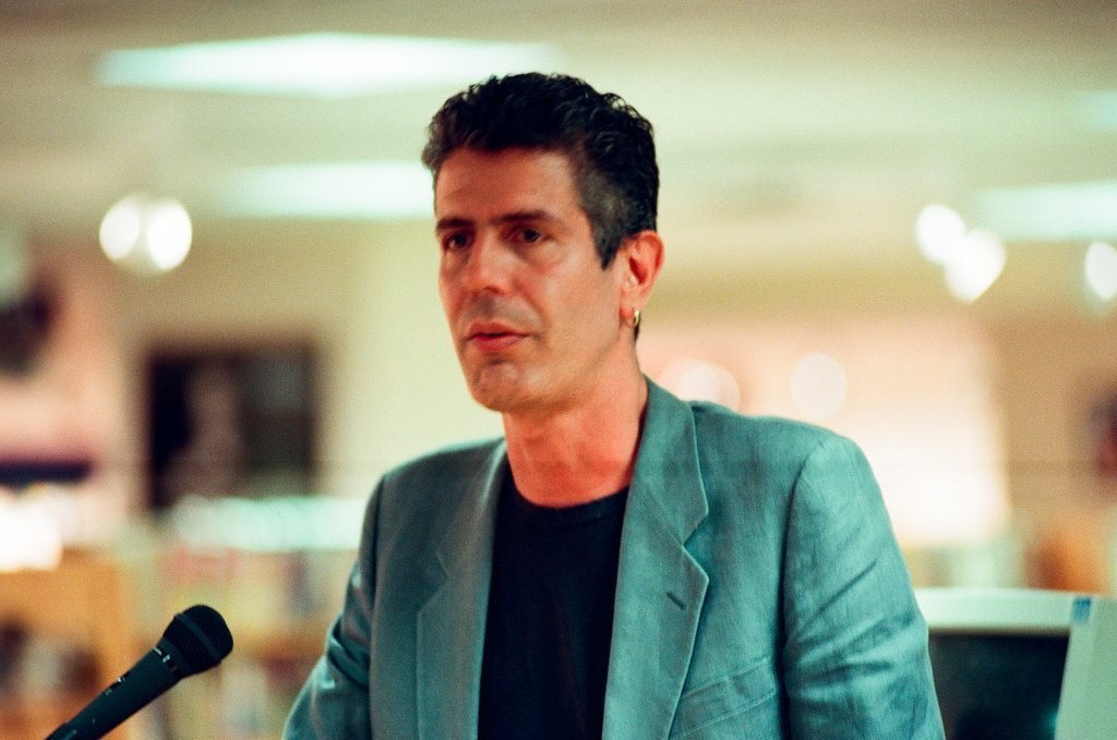 Anthony Bourdain hosts a book signing for 'Kitchen Confidential' at Borders - Chicago Sun-Times