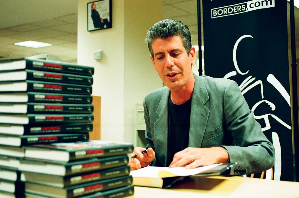 Anthony Bourdain hosts a book signing for 'Kitchen Confidential' at Borders - Chicago Sun-Times