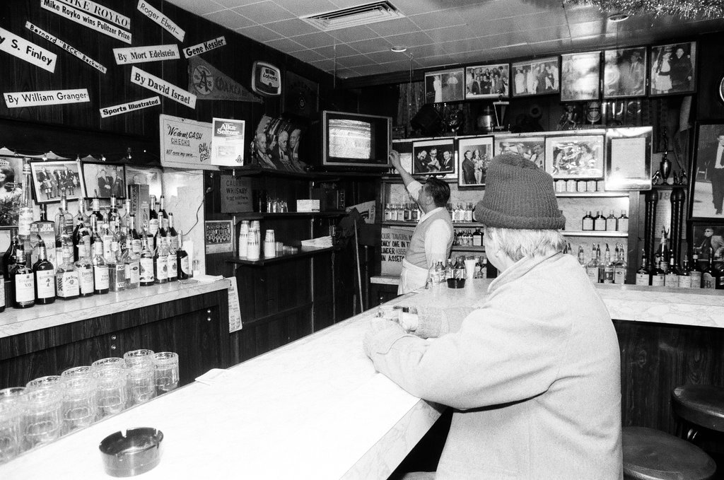 Chicago Bears fans have drinks at Billy Goat Tavern - Chicago Sun-Times