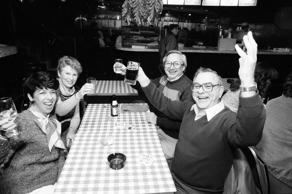 Chicago Bears fans have drinks at Billy Goat Tavern - Chicago Sun-Times