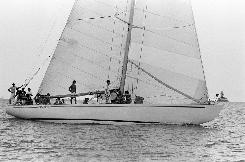 Sailors aboard the 12-meter yacht, Windancer, battle the wind on Lake Michigan - Chicago Sun-Times