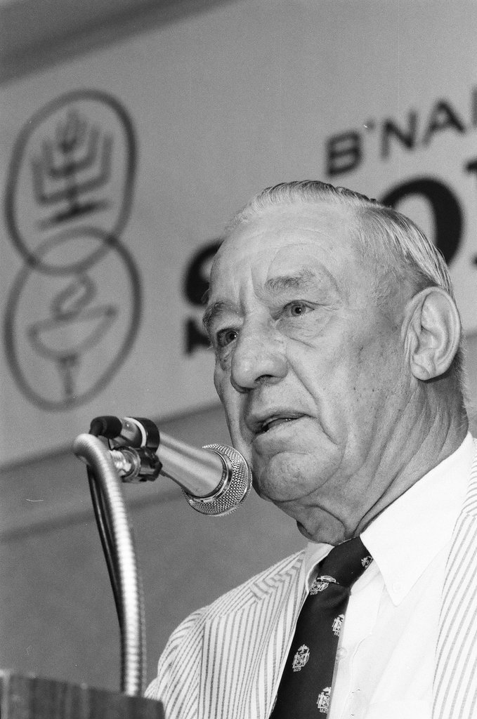 Heisman Trophy winner Jay Berwanger speaks at an event sponsored by the B'Nai B'Rith Sports Lodge - Chicago Sun-Times