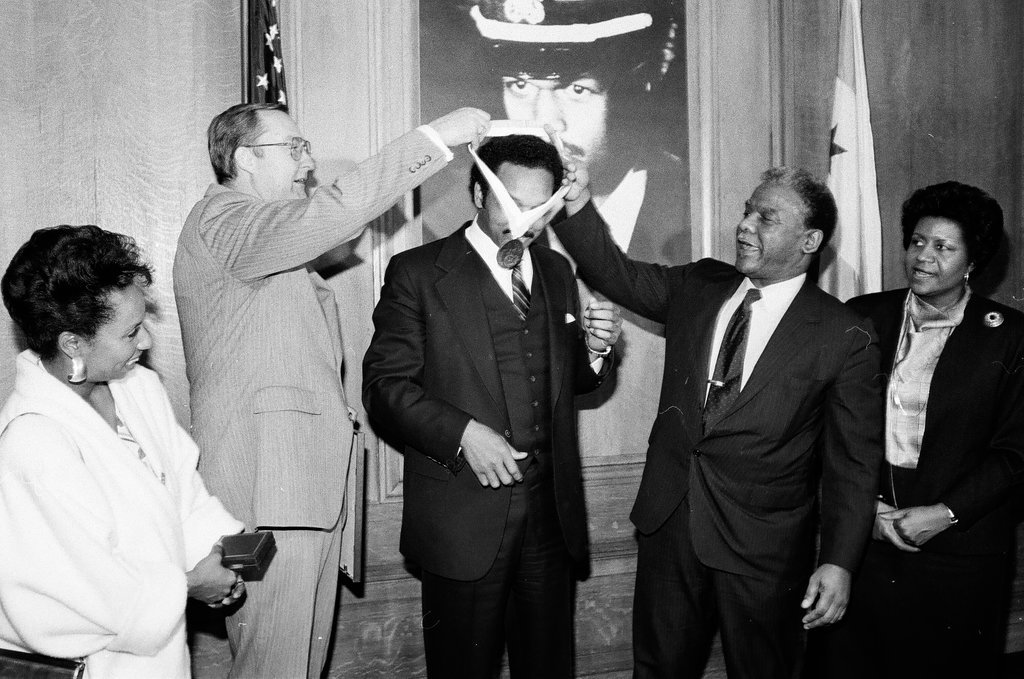 Jesse Jackson receives a commemorative gift from Mayor Harold Washington - Chicago Sun-Times