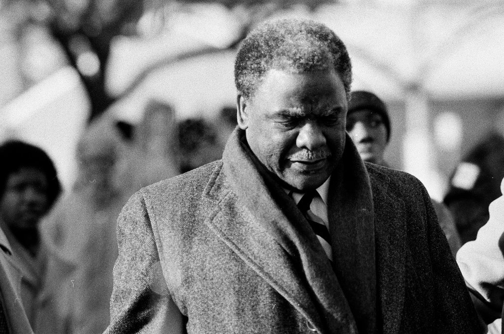 Mayor Harold Washington tours ABLA housing and speaks to residents - Keith Hale for Chicago Sun-Times