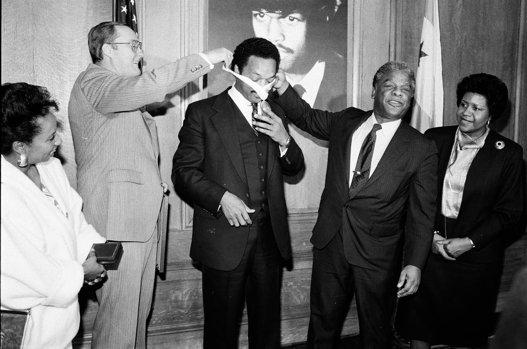 Jesse Jackson receives a commemorative gift from Mayor Harold Washington - Chicago Sun-Times