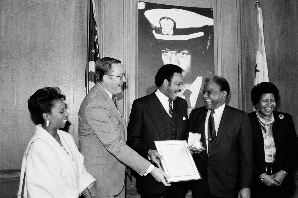 Jesse Jackson receives a commemorative gift from Mayor Harold Washington - Chicago Sun-Times