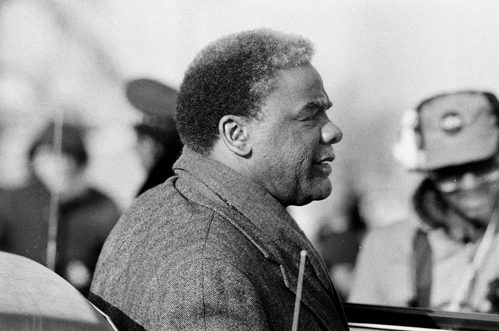 Mayor Harold Washington tours ABLA housing and speaks to residents - Keith Hale for Chicago Sun-Times