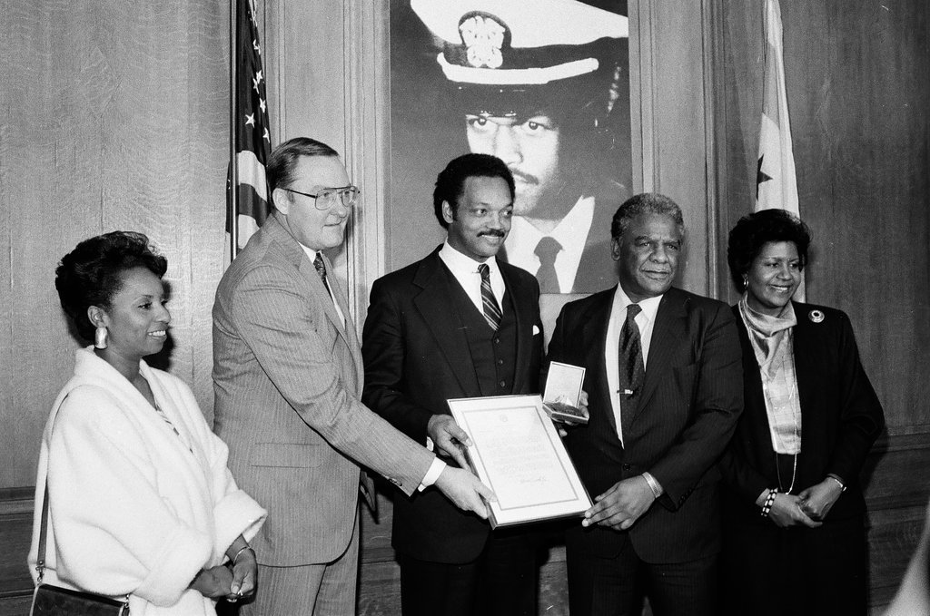 Jesse Jackson receives a commemorative gift from Mayor Harold Washington - Chicago Sun-Times